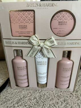 Baylis & Harding Jojoba, Vanilla & Almond Oil Bath & Body Set